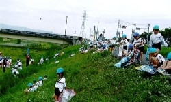 さわやかな秋風の中～草すべりにいくよ～　ころがっても！「学校法人 野間幼稚園」