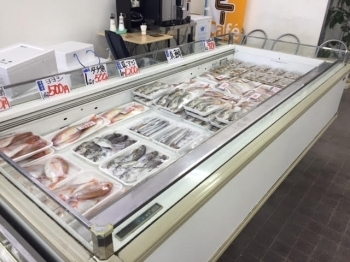 鮮魚売場には、その日仕入れた新鮮な魚がズラリ！