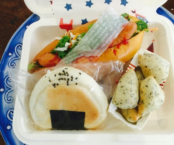 日替わりランチBOX 500円（税抜）<br>おにぎりパン、バジルソルト、ホットドッグ