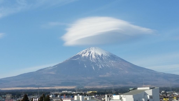 冬の晴れた日に富士山の頭上に突然現れた見事な雲。きれいに形を整えたわたがしのようで、普段はなかなか見ることのできない貴重な光景です。<br>【カツオ さんからの投稿】