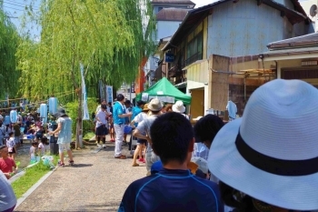 まだまだ沢山並んでますよー。