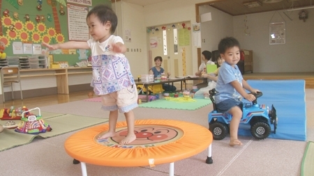 あ！お兄ちゃんが車で迎えにきたよ！