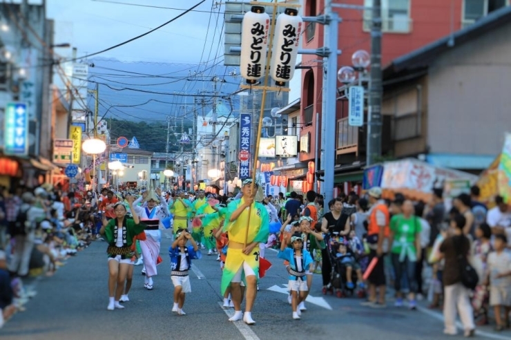 駅前中央商店街の通りもにぎやかです^^