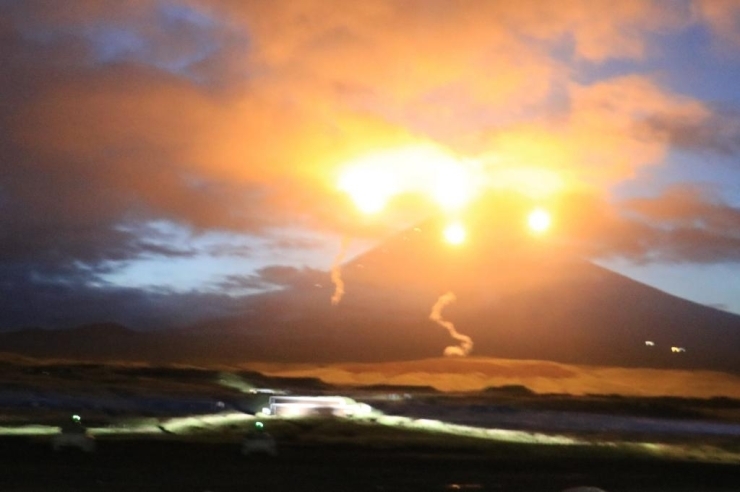 火力演習の際に撮影した写真です。閃光弾がまるで富士山が噴火しているように見えました。<br>【まいぷれ編集部 さんからの投稿】