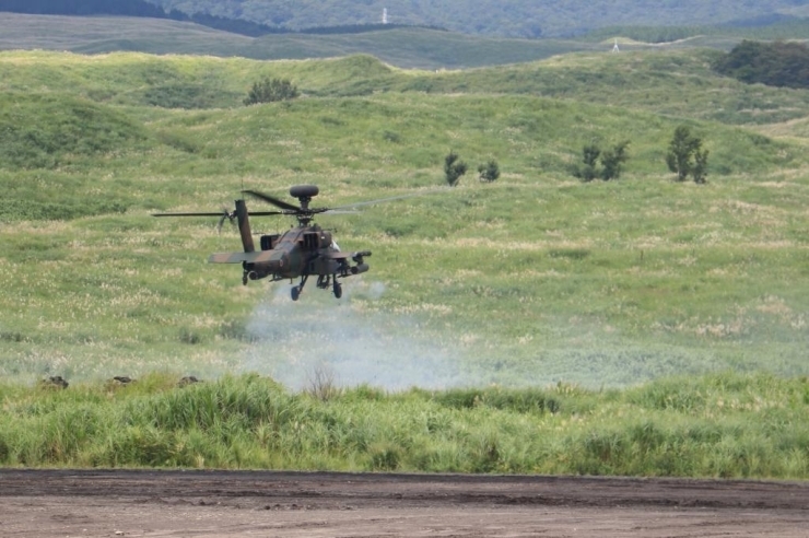 戦闘ヘリAH-64D アパッチ・ロングボウ<br>低い位置まで下降して、攻撃開始！