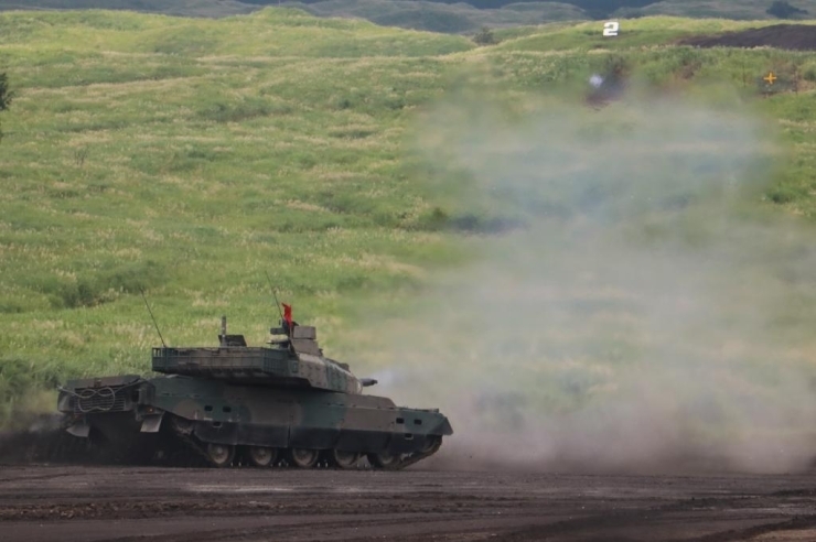 機動力の高さで、蛇行射撃を魅せる10式戦車（1）