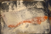 【1】鮭に塩をふり、５分置いて出てきた水分を<br>ペーパータオルでふきとる。小麦粉をまぶす。