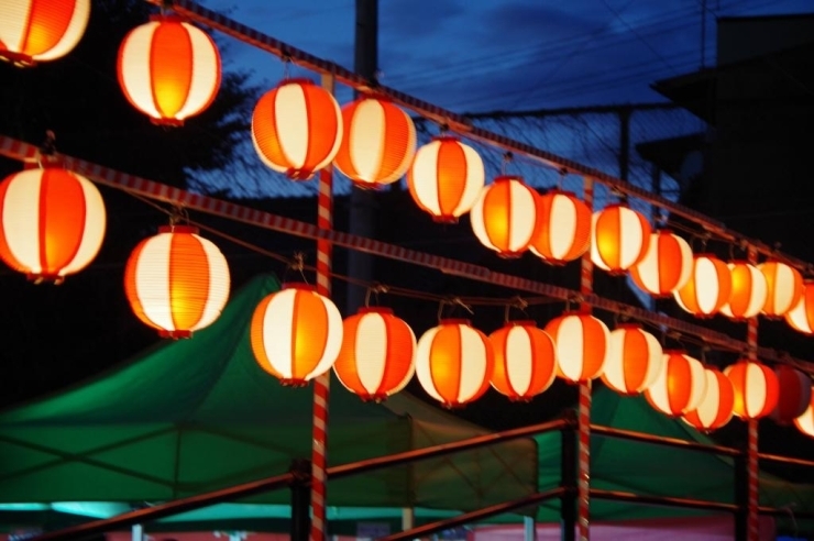夜もふけると会場はライトアップされますが、これが京都らしくちょうちんによるライティングで、はんなりした風情を感じさせられます。