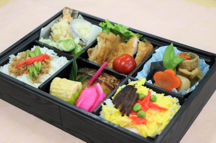秋桜（コスモス）<br>天ぷら、魚と肉の焼きもの、煮物。ご飯もお寿司もちょこちょこ味わえる和食満載のお弁当です。