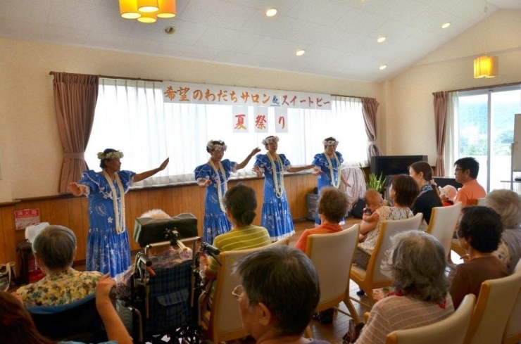 フラダンス　お年寄りも子ども一緒に観ています