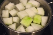 【2】冬瓜は塩少々を加えた湯で７～８分ゆでて、竹串がすっと通るくらいのやわらかさまで下ゆでしてざるにあげる。