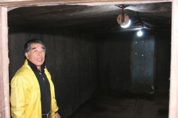 吉田さんが考案した地上室。地下室同様、23度～25度に温度が保たれ、湿度が高くなっています。