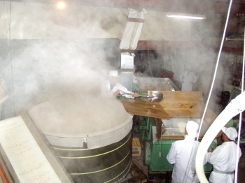 釜場で蒸米を作っている様子。大迫力ですね！！