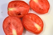 【2】トマトは半分に切り、バジルはみじん切りにする。