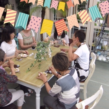 夢のサンルーム内部。自然光を浴びておしゃべり♪「株式会社 山東美建」