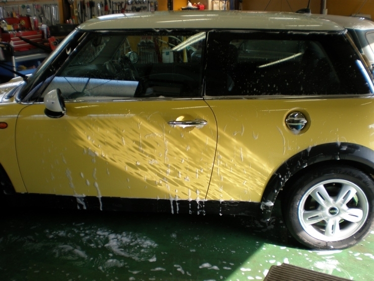 車のボディをキス付けないようにたっぷりと水をかけ塗面の汚れを浮かせます。