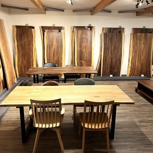 「[現在のショールームの様子]の紹介。一枚板テーブル、無垢のテーブル、ダイニングテーブルの札幌市清田区の家具の店、Ties interior。」