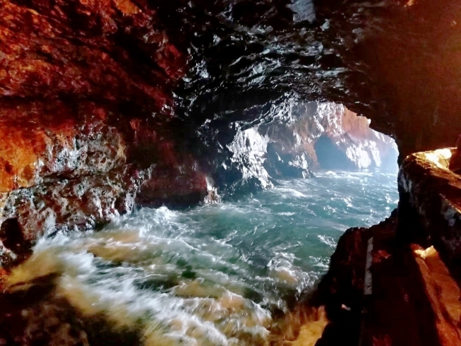 迫力満点な洞窟内の水しぶき！「迫力満点な水しぶき！お出かけにおすすめ「三段壁洞窟」」