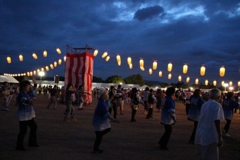 踊りの輪がどんどん大きくなっていきます。