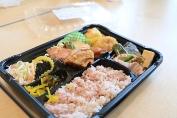 『ママ活コラボ弁当』を買いました^^<br>こちらはお肉や魚を使っていない自然食のお弁当です。