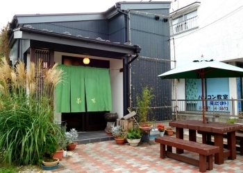 お店の外装・内装ともに、恵子さんがこだわってデザインした和のスペース。壁紙は「お茶」色です。