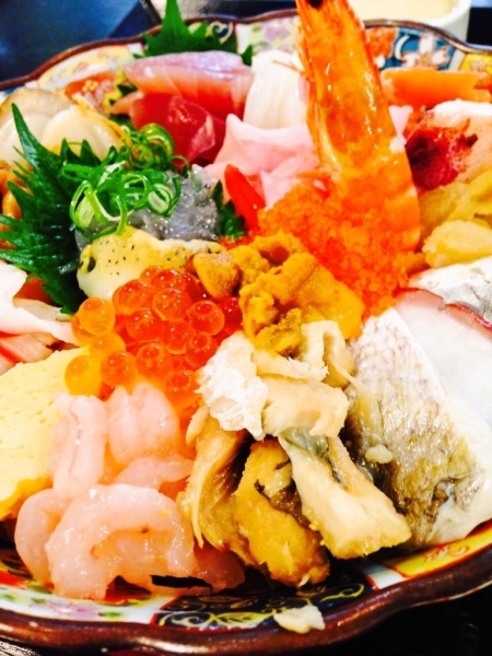 海の幸がこれでもかと詰まった『海鮮丼』