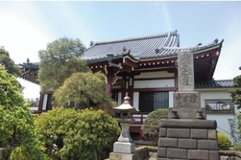 巣鴨駅から歩いて15分ほどにある慈眼寺。芥川龍之介のほか、司馬江漢や小林平八郎の墓もある。