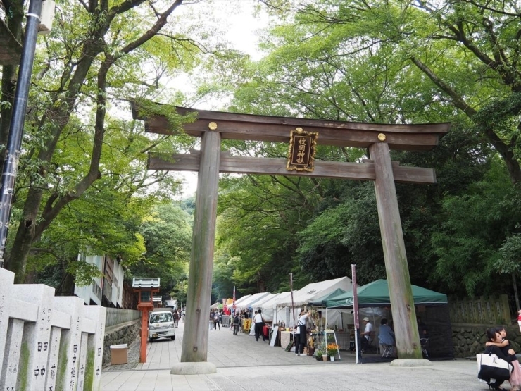 枚岡神社の2の鳥居から見た開店準備中の様子です。