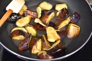 【3】フライパンに油を熱し、茄子を入れ、<br>塩ひとつまみをふって中火で炒める。