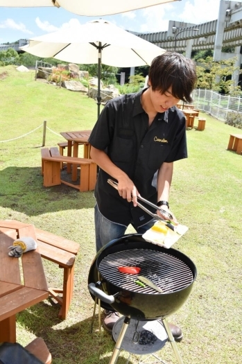 ちなみにせっせとお肉を焼くのはミスコン実行委員の役目。出演者のために働きます！