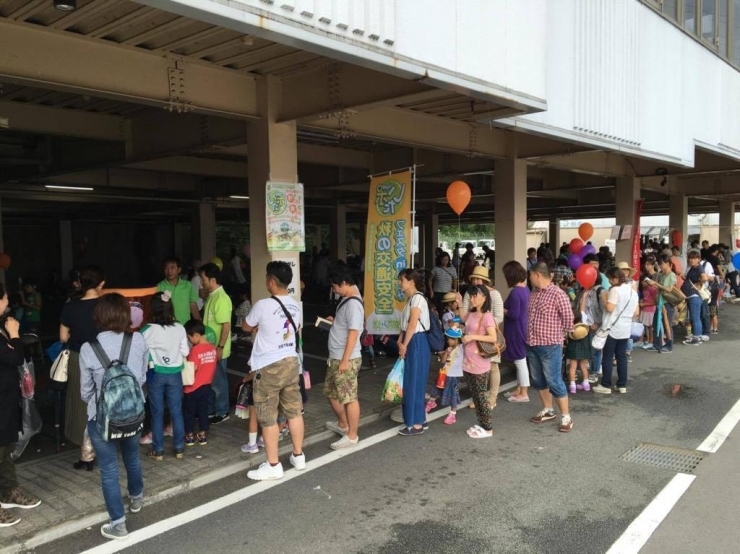 いたみん綿菓子ブース行列長くなってます