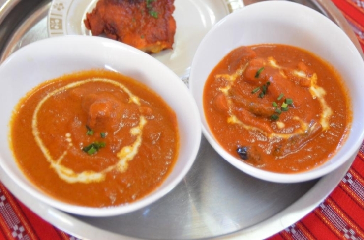 　左がチキンカレーで右が野菜カレー。見分けつきませんよね（笑）