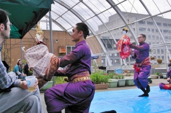 本邦初公開の人形劇<br>タイの神様が、日本の美しい女性と踊る物語。舞台を飛び出して観客とふれあう一幕も。