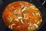【2】コンソメスープを３００cc（少し残しておく）とトマトの水煮を加えて煮たったら<br>アルミホイルで蓋をして7分煮る。