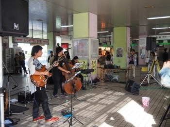 小阪駅改札口　トムベイカー・SPバンドの演奏