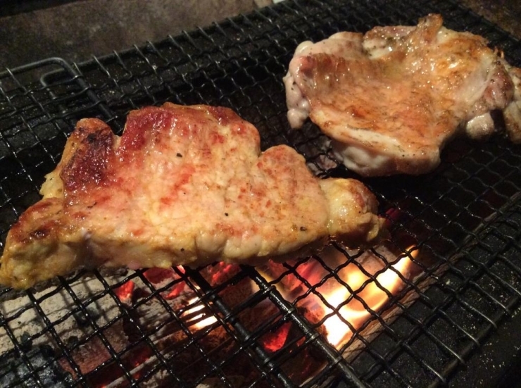 炭火でこんがりと香ばしく焼き上げます！