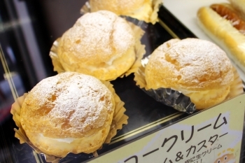 【シュークリーム】（180円）