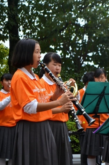 第五中学校吹奏楽部の演奏をバックにスタートします。