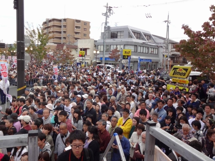 沿道から声援を送る大勢の人々