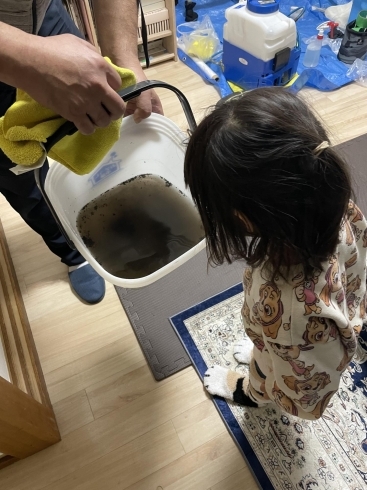 お水が真っ黒に…と3歳児は興味津々。「エアコンのお掃除をお願いしました！【家事応援！除菌・掃除！大津でハウスクリーニング】」