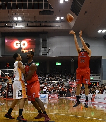 小野選手の3Pシュート！　小野選手のシュートが入ると、チームが勢いづきます。