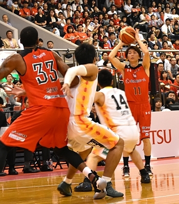 この日誕生日を迎えた西村文男選手は、途中出場で相手を引っ掻き回しました