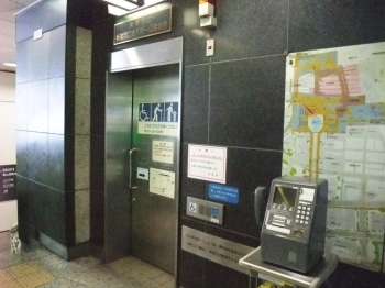 通路の反対側にある、だれでもトイレ「新宿西口地下第一公衆便所」