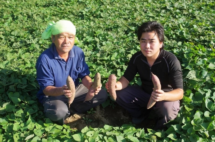 自慢のシルクスイートを両手に、岡田幸雄さんと息子さん。