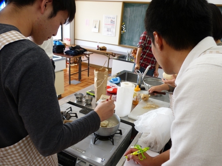 学生たちはどんな「レンコン料理」を作ってくれるのでしょうか！　意外に手際が良くてビックリ！