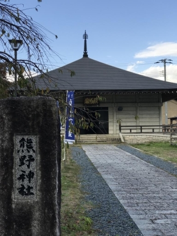 「宝物殿」には銅鉢をはじめ、多くの国、県指定文化財が保存されており、拝観することができる。　●所有文化財　　長床・銅鐘・銅鉢（国重文）　木造文殊菩薩騎獅像・鰐口・牛玉版木（県重文）　木造薬師如来像（市重文）