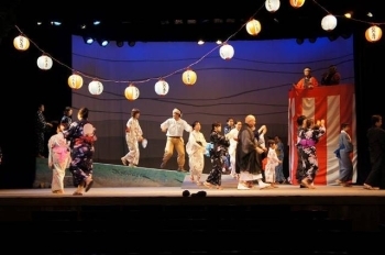 大野さんが撮影した、市民劇団による創作劇『那須野の大地』の様子。大変感銘を受けた作品です。<br>