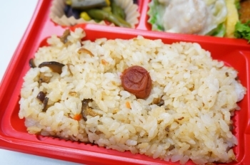 九州産椎茸とひき肉の混ぜご飯