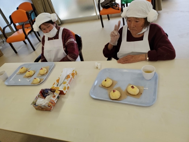 高齢者も三角巾とエプロン姿さすがおっかさん頑張った「オープン記念手づくりパン作り教室」