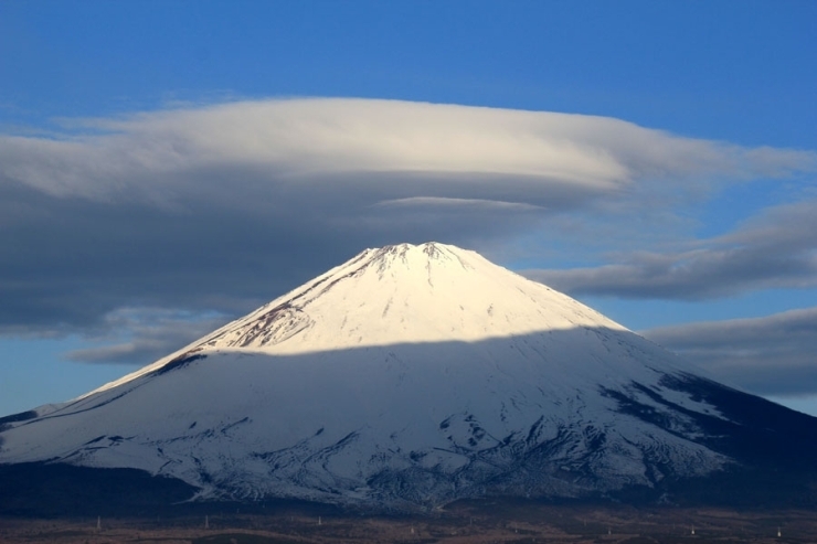極寒の3月富士山の上に笠雲が・・・<br>【ｉモード さんからの投稿】